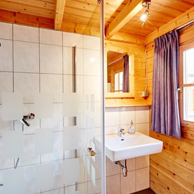 Glampingunterkunft: Blockhütte Tirol, Badezimmer mit Dusche! WC separat! - Blockhütte Tirol Camping Dreiländereck Tirol