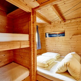 Glampingunterkunft: Schlafraum mit Doppelbett, 2 Einzelkabinen - Blockhütte Tirol Camping Dreiländereck Tirol
