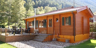 Luxuscamping - Art der Unterkunft: spezielle Unterkunft - Außenansicht Blockhaus Tirol, Lage direkt am Camping Dreiländereck - Blockhütte Tirol Camping Dreiländereck Tirol