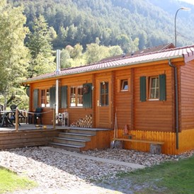 Glampingunterkunft: Außenansicht Blockhaus Tirol, Lage direkt am Camping Dreiländereck - Blockhütte Tirol Camping Dreiländereck Tirol