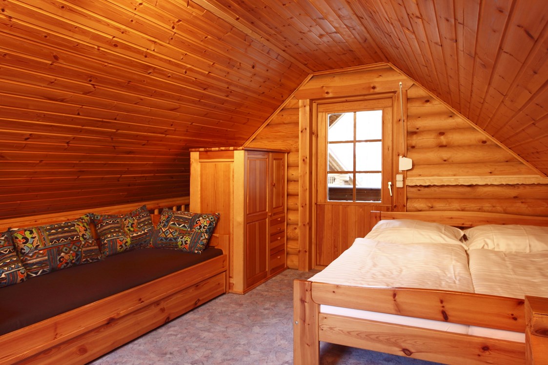 Glampingunterkunft: Schlafbereich in der oberen Etage im Blockhaus für 2 Personen - Finnische Blockhäuser auf Camping Pommernland 