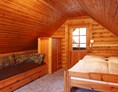 Glampingunterkunft: Schlafbereich in der oberen Etage im Blockhaus für 2 Personen - Finnische Blockhäuser auf Camping Pommernland 