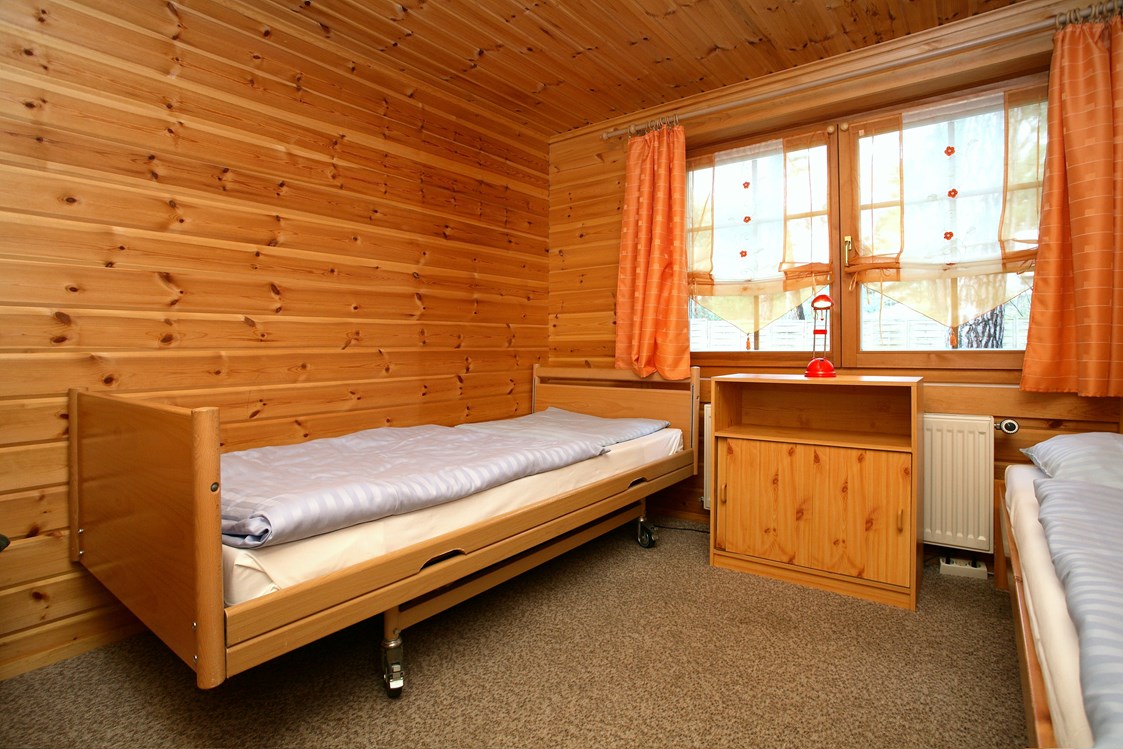 Glampingunterkunft: Pflegebett im behindertengerechten Blockhaus für 6 Personen - Finnische Blockhäuser auf Camping Pommernland 