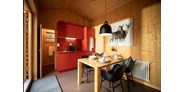 Luxuscamping - Schweiz - Küche mit Esstisch / Eingang Dusche / WC - Gravatscha