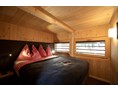 Glampingunterkunft: Schlafzimmer mit Boxspringbett - Gravatscha