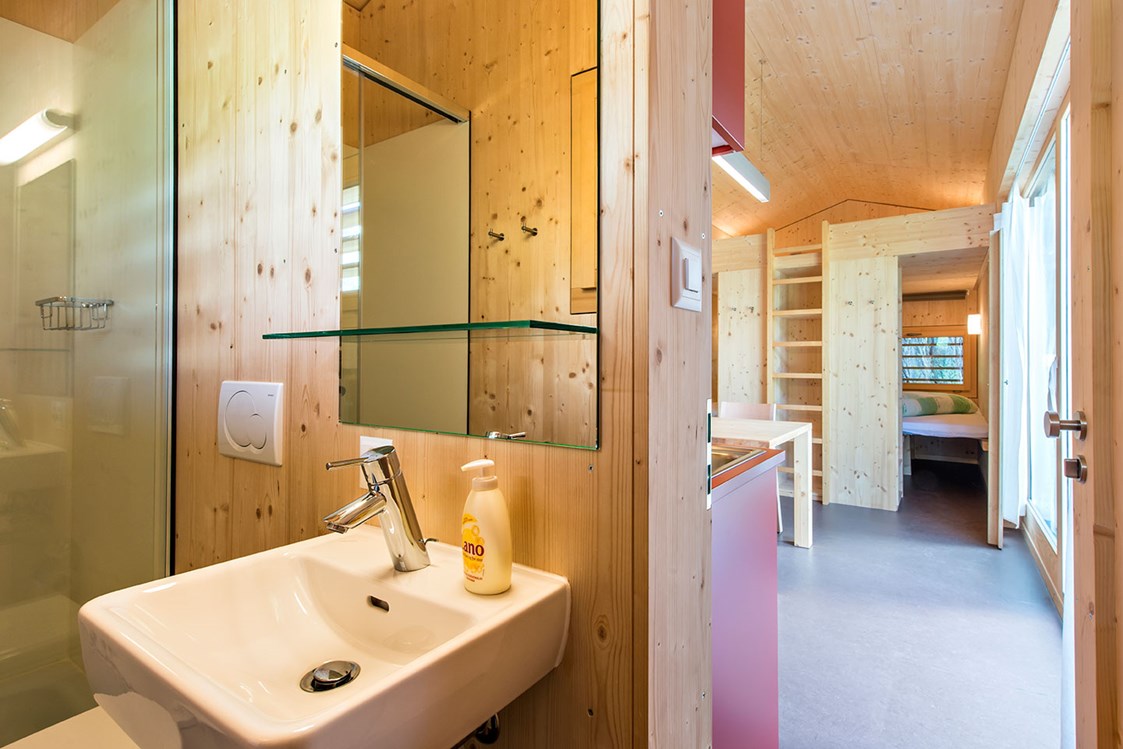 Glampingunterkunft: Dusche und WC mit Blick zum Schlafgemach - Gravatscha