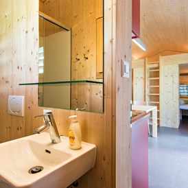 Glampingunterkunft: Dusche und WC mit Blick zum Schlafgemach - Gravatscha