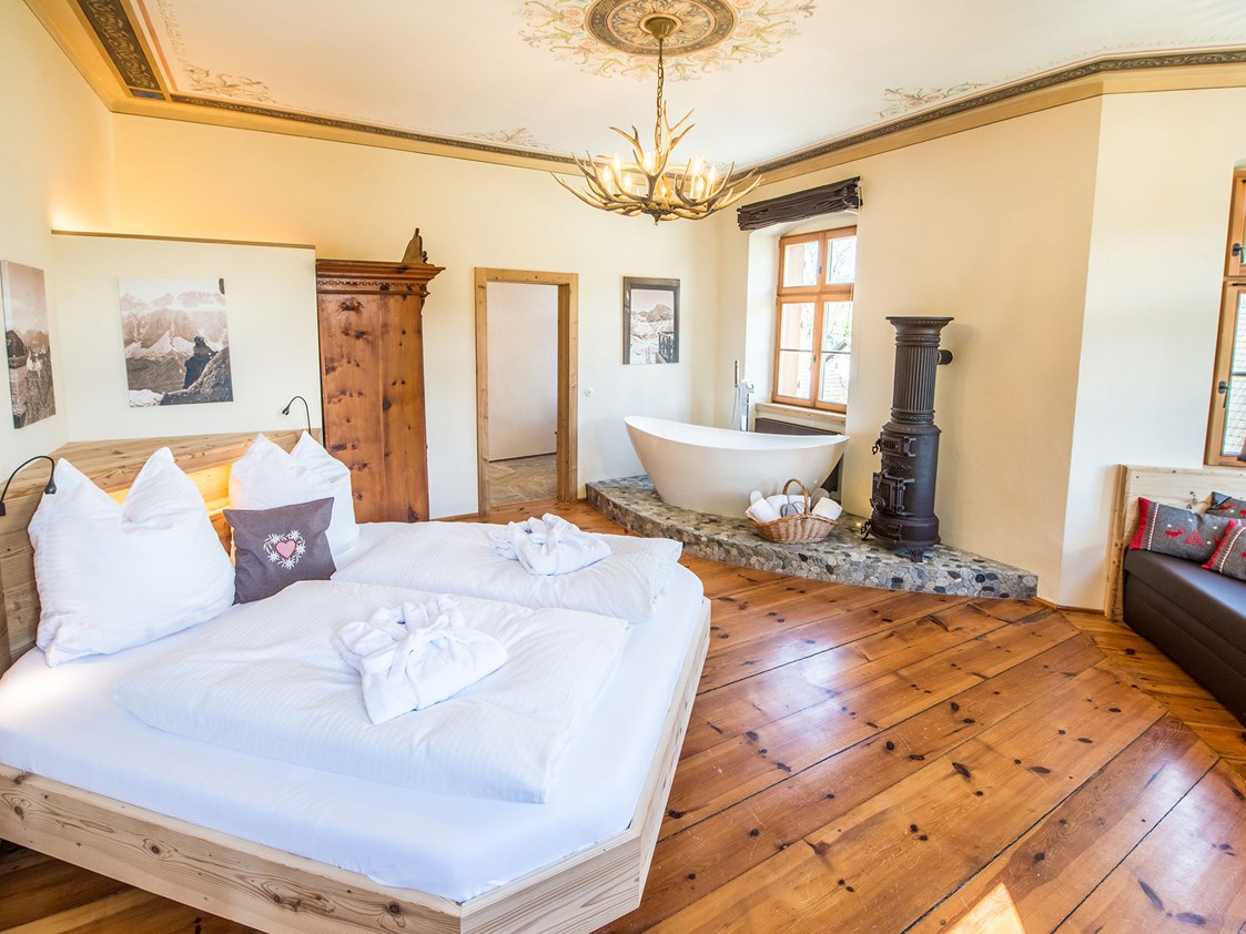 Glampingunterkunft: 1 Erkerschlafzimmer mit Doppelbett, freistehender Badewanne und einem Sofabett - Portenheim Suite Ansitz Camping Wildberg