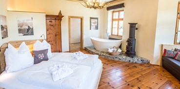 Luxuscamping - Südtirol - Bozen - 1 Erkerschlafzimmer mit Doppelbett, freistehender Badewanne und einem Sofabett - Portenheim Suite Ansitz Camping Wildberg