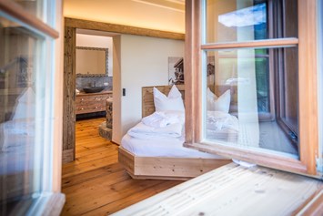 Glampingunterkunft: 1 Erkerschlafzimmer mit Doppelbett und einem Sofabett. - Mühlstatter Suite Ansitz Camping Wildberg