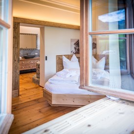 Glampingunterkunft: 1 Erkerschlafzimmer mit Doppelbett und einem Sofabett. - Mühlstatter Suite Ansitz Camping Wildberg
