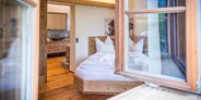 Luxuscamping - Südtirol - Bozen - 1 Erkerschlafzimmer mit Doppelbett und einem Sofabett. - Mühlstatter Suite Ansitz Camping Wildberg