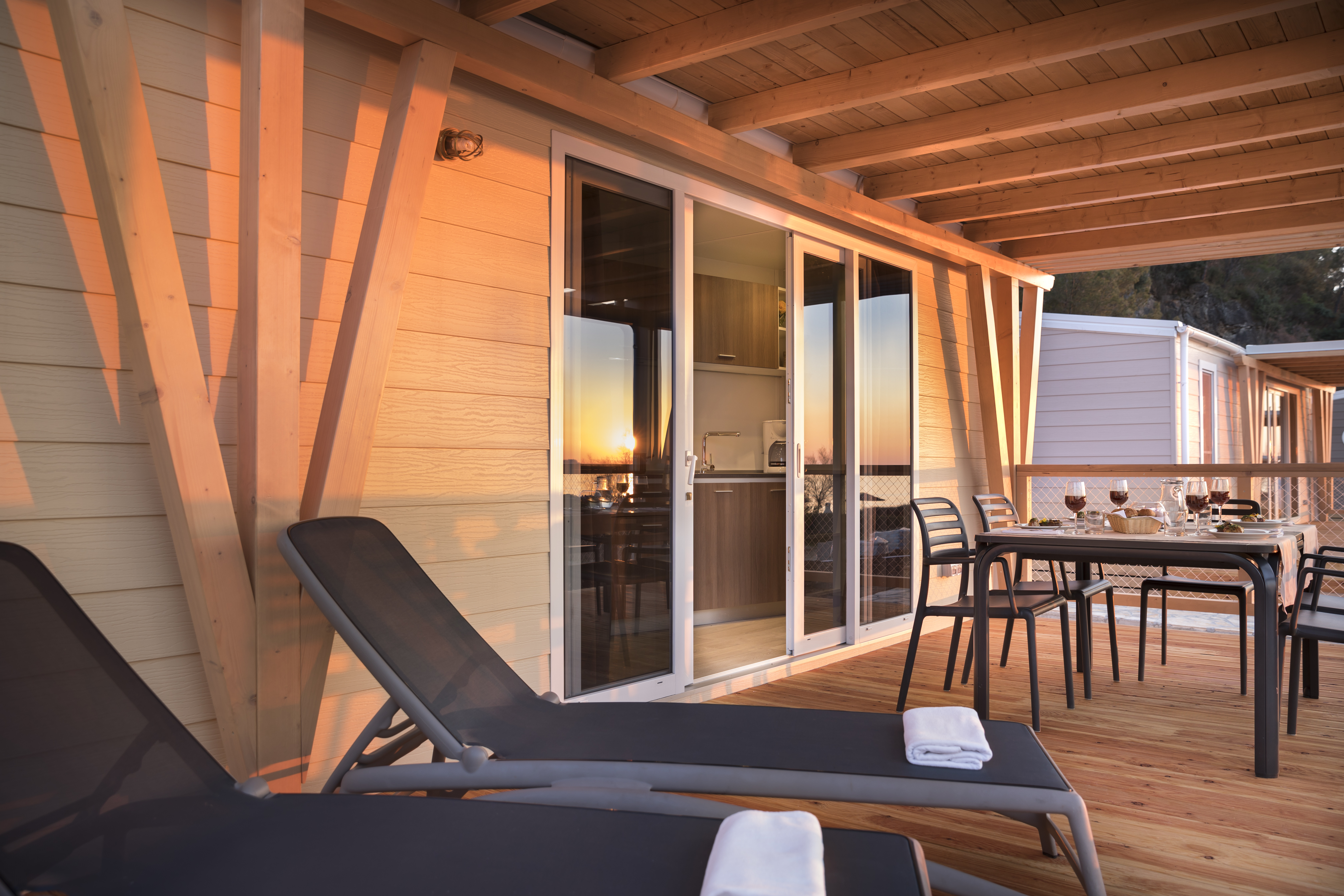 Glampingunterkunft: Lanterna Premium Camping Resort - Happy Dog Premium Mobilheim 