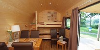 Luxuscamping - PLZ 26810 (Deutschland) - Innenansicht Woodlodge - Family Woodlodge mit Seeblick auf dem Freizeitpark "Am Emsdeich"