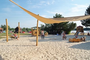 Glampingunterkunft: Kleinkinder Spielanlage - Family Woodlodge mit Seeblick auf dem Freizeitpark "Am Emsdeich"