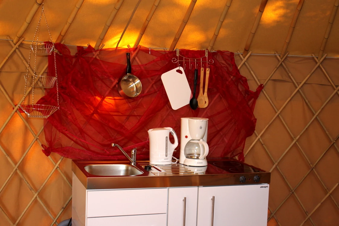 Glampingunterkunft: Kochzeile in der Jurte - Jurten auf dem Uhlenköper-Camp Uelzen