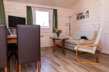 Glampingunterkunft: Wohn- und Essbereich im Ferienhäuschen - Mobilheime und Ferienhäuschen im Ostseecamping Ferienpark Zierow