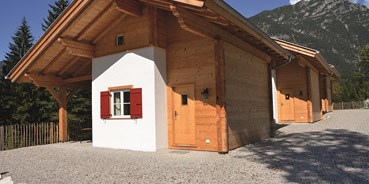 Luxuscamping - Kühlschrank - Berghütte Außenansicht - Berghütten Komfort im Camping Resort Zugspitze