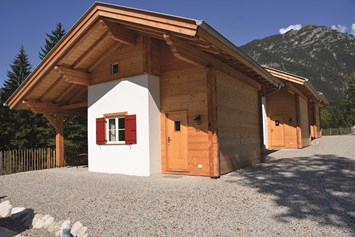 Glampingunterkunft: Berghütte Außenansicht - Berghütten Komfort im Camping Resort Zugspitze