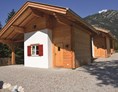 Glampingunterkunft: Berghütte Außenansicht - Berghütten Komfort im Camping Resort Zugspitze