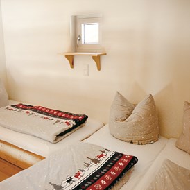 Glampingunterkunft: Schlafbereich auf der Galerie - Berghütten Komfort im Camping Resort Zugspitze