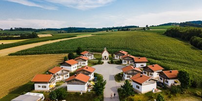 Luxuscamping - Terrasse - Ostbayern - Ferienhäuser Vital DORF - Drohnenaufnahme - Ferienhäuser Vital DORF im Vital CAMP Bayerbach