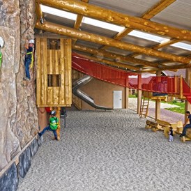 Glampingunterkunft: Neu ab 2014 überdachte Kletterwand mit vollautomatischem Klettergurt für große Kinder und Jugendliche und gleich daneben ein Kletterparcour mit Hängebrücken und Röhrenrutsche. - Baumhaus auf Schwarzwälder Hof
