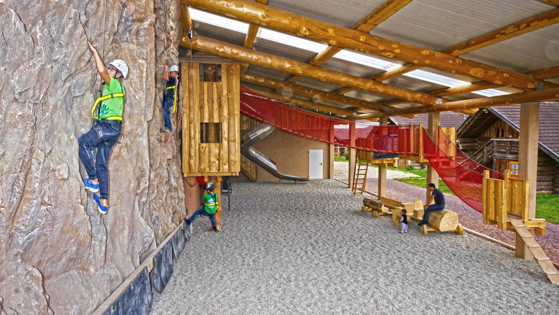 Glampingunterkunft: Neu ab 2014 überdachte Kletterwand mit vollautomatischem Klettergurt für große Kinder und Jugendliche und gleich daneben ein Kletterparcour mit Hängebrücken und Röhrenrutsche. - Baumhütten / Schwarzwälder Hof