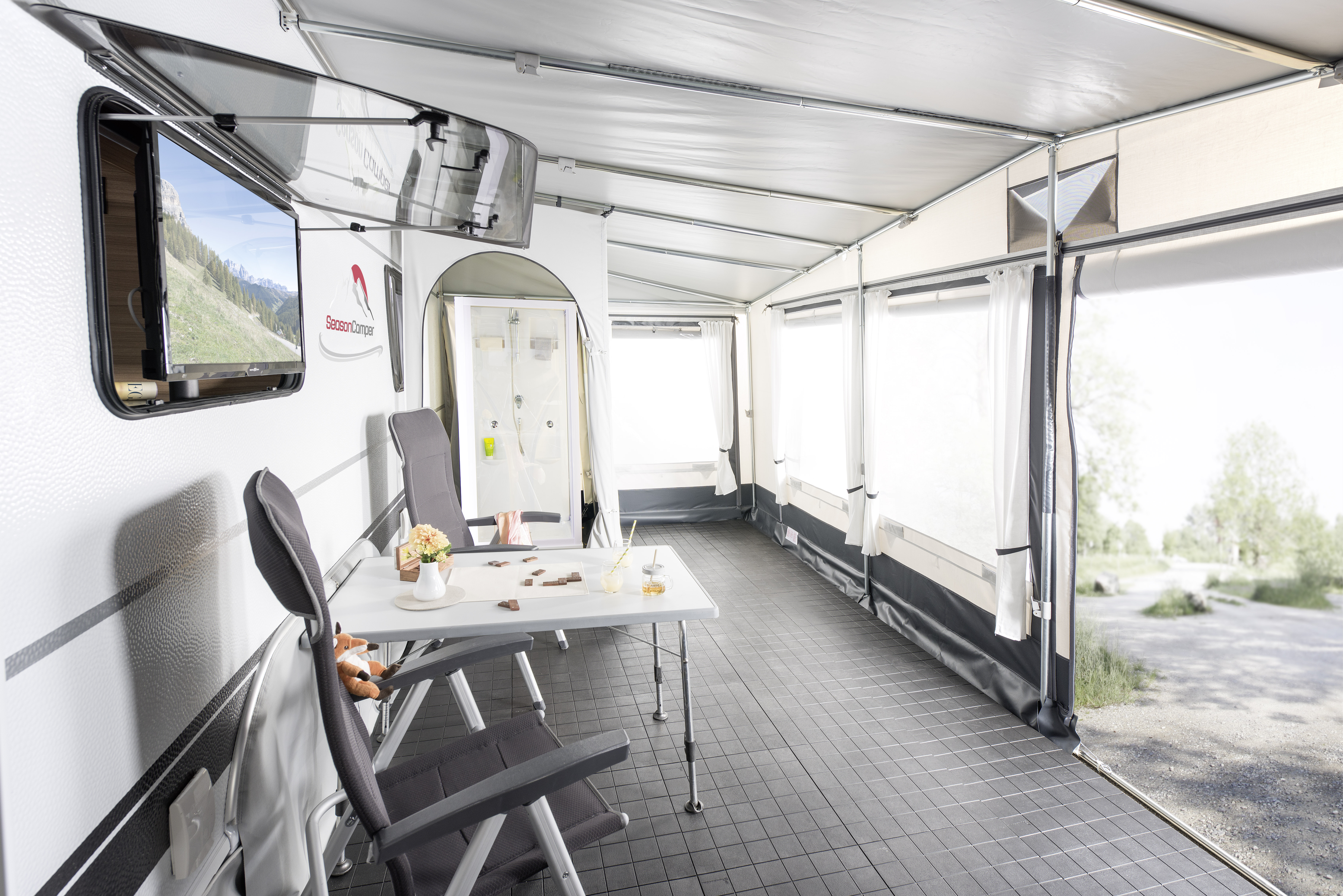 Glampingunterkunft: Beheiztes Vorzelt mit Dusche - Glamping Caravan
