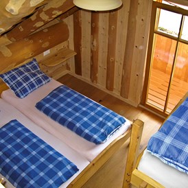Glampingunterkunft: Schlafraum mit Doppelbett und Etagenbett - Naturstammhaus auf Schwarzwälder Hof