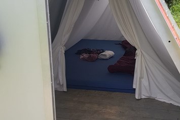 Glampingunterkunft: Innenansicht Shelter - Pop-Up Hotel am Camping Attermenzen