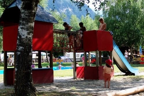 Glampingunterkunft: Der Camping Swiss-Plage bietet Möglichkeiten für jeden in jeder Altersklasse. Am Campingplatz selber können Sie:
 
Schwimmen und Baden im kleinen See oder im Kinderplanschbecken, wandern, Rad fahren, Nordic-walken oder einfach spielen. Wir bieten folgendes an: Volleyball, Boccia, Billard, Tischtennis. Und für die kleinen Gäste haben wir einen grossen Spielplatz. - PODs am Camping Swiss-Plage