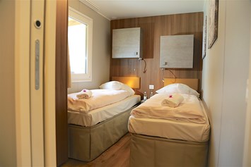 Glampingunterkunft: 2 Einzelbetten (Zimmer 2) - Bungalow MIMOSA am Camping Tamaro Resort