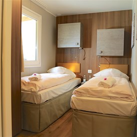 Glampingunterkunft: 2 Einzelbetten (Zimmer 2) - Bungalow MIMOSA am Camping Tamaro Resort