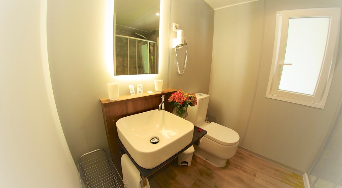 Glampingunterkunft: WC und Dusche (2 insgesamt) - Bungalow MIMOSA am Camping Tamaro Resort