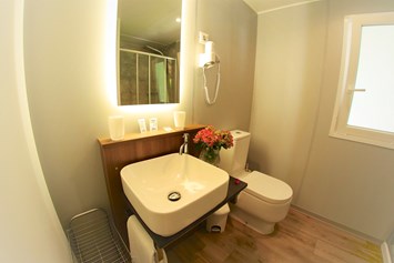 Glampingunterkunft: WC und Dusche (2 insgesamt) - Bungalow MIMOSA am Camping Tamaro Resort