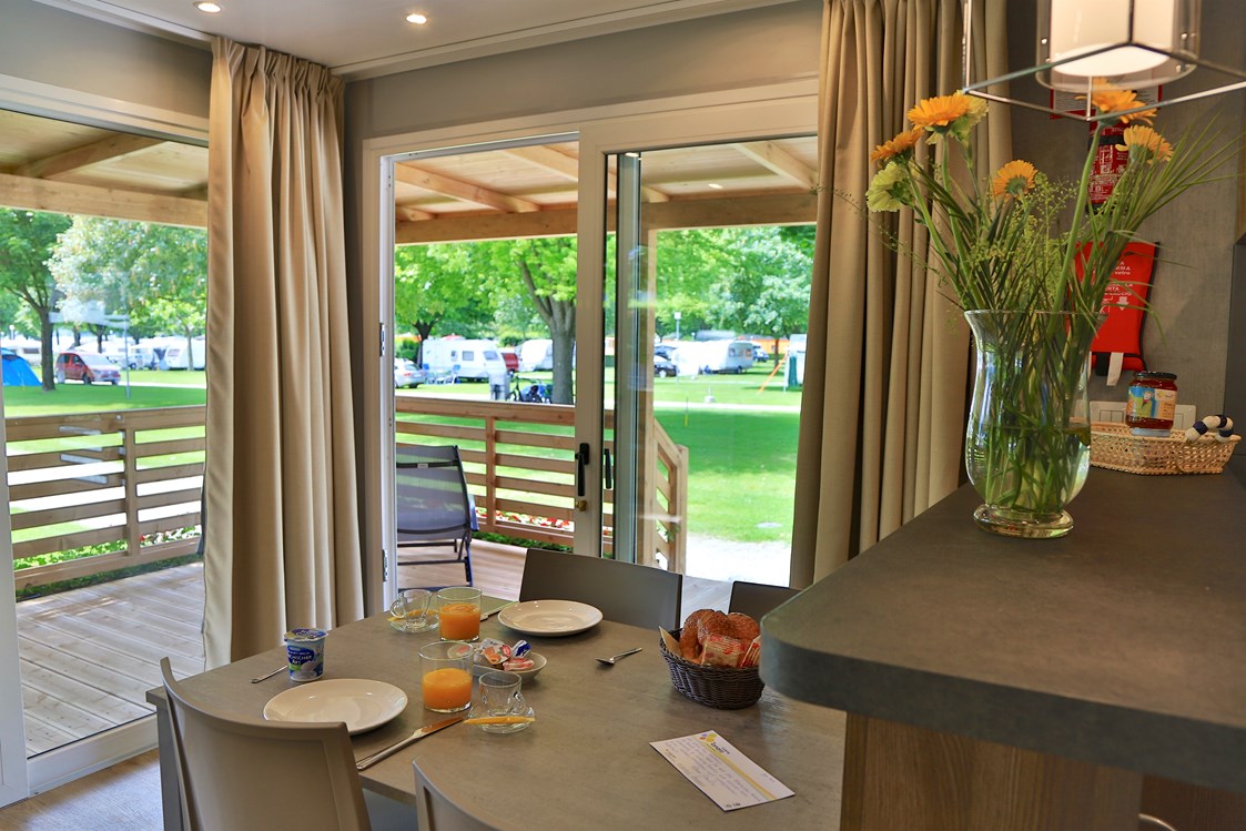 Glampingunterkunft: Wohnzimmer mit Sicht - Bungalow MIMOSA am Camping Tamaro Resort