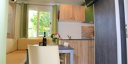 Luxuscamping - PLZ 6598 (Schweiz) - Wohnzimmer und Küche - Bungalow VIOLA am Camping Tamaro Resort