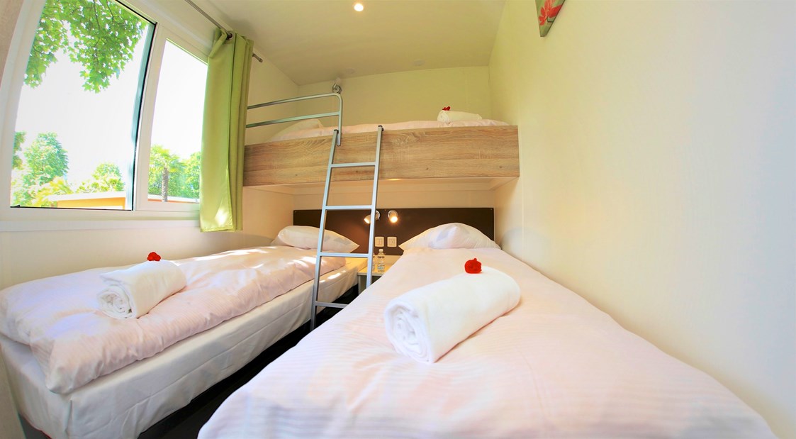 Glampingunterkunft: 3 Einzelbetten mit Doppelstockbett (Zimmer 2) - Bungalow VIOLA am Camping Tamaro Resort