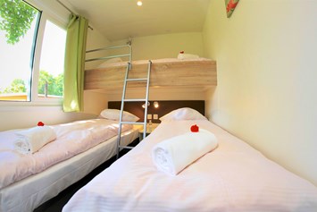 Glampingunterkunft: 3 Einzelbetten mit Doppelstockbett (Zimmer 2) - Bungalow VIOLA am Camping Tamaro Resort