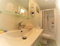 Glampingunterkunft: Dusche und WC - Bungalow VIOLA am Camping Tamaro Resort