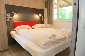 Glampingunterkunft: Doppelbett (Zimmer 1) - Bungalow GARDENIA am Camping Tamaro Resort