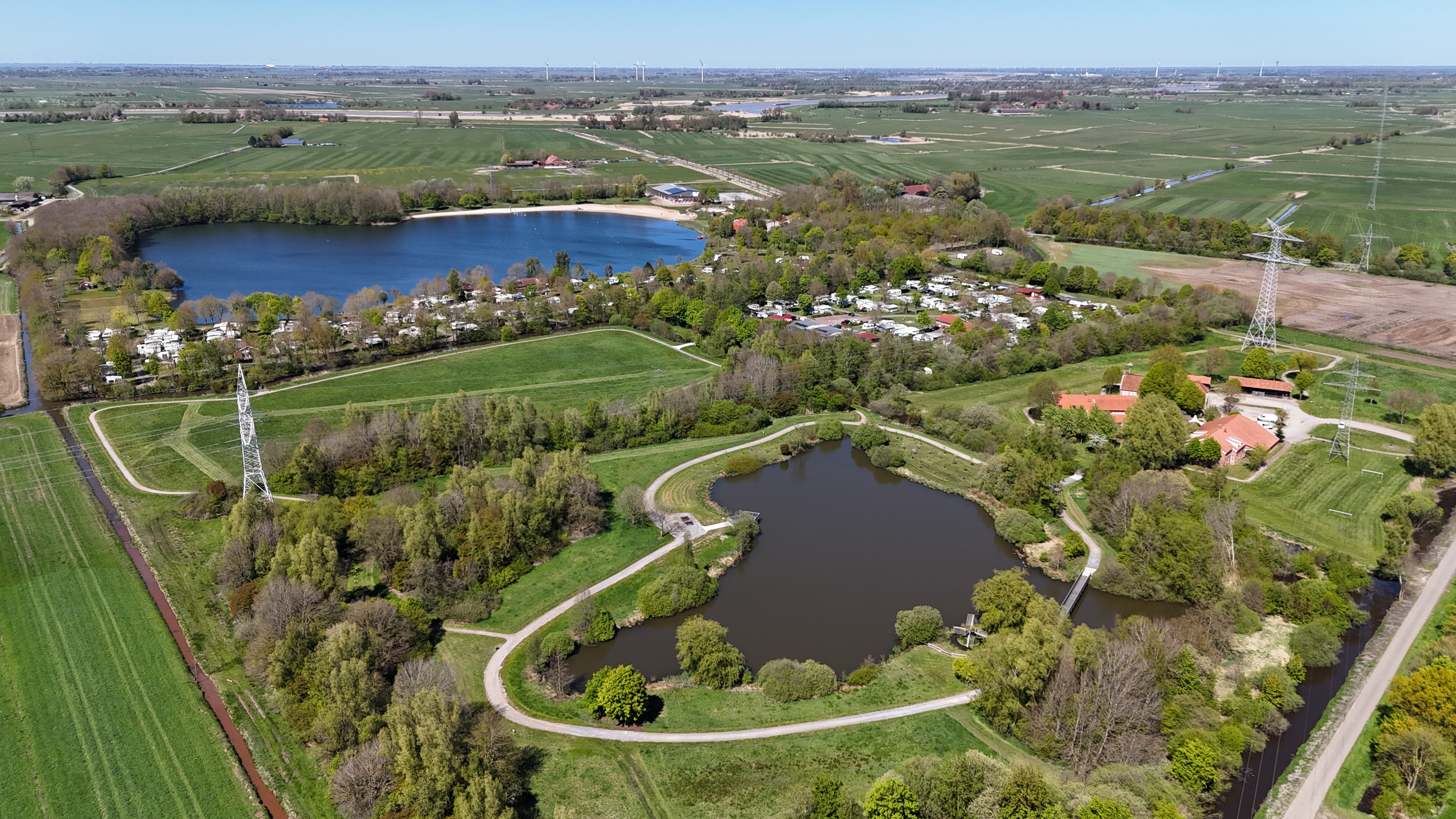 Luxe kamperen - TV - Das Naturresort am Emsdeich in Ostfriesland nahe der Nordsee garantiert abwechslungsreichen Urlaub mit der Familie inmitten der Natur. Ob Naturbadesee, barrierefreier Mehrgenerationenspielplatz, Indoorspielewelt Kinnerkram, Disc-Golf oder Tretbootfahren. Hier kommt jeder auf seine Kosten! - Freizeitpark "Am Emsdeich" Safari Zeltlodge mit exklusiver Ausstattung