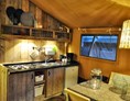 Glampingunterkunft: Küche mit Geschirr für 5 Personen - Safari Zeltlodge mit exklusiver Ausstattung