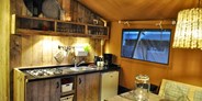 Luxuscamping - Emsland, Mittelweser ... - Küche mit Geschirr für 5 Personen - Safari Zeltlodge mit exklusiver Ausstattung