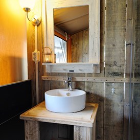 Glampingunterkunft: Badezimmer mit WC und Dusche - Safari Zeltlodge mit exklusiver Ausstattung