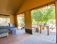 Glampingunterkunft: Safari-zelt deluxe (6 personen) Wohnzimmer und Terrasse - Boutique camping Nono Ban