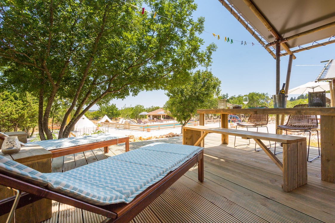 Glampingunterkunft: Safari-zelt deluxe (6 personen) Terrasse mit pool-view - Boutique camping Nono Ban