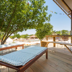 Glampingunterkunft: Safari-zelt deluxe (6 personen) Terrasse mit pool-view - Boutique camping Nono Ban