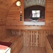Luxuscamping: Schlaffass innen - Schlaffässer im Camping Resort Zugspitze